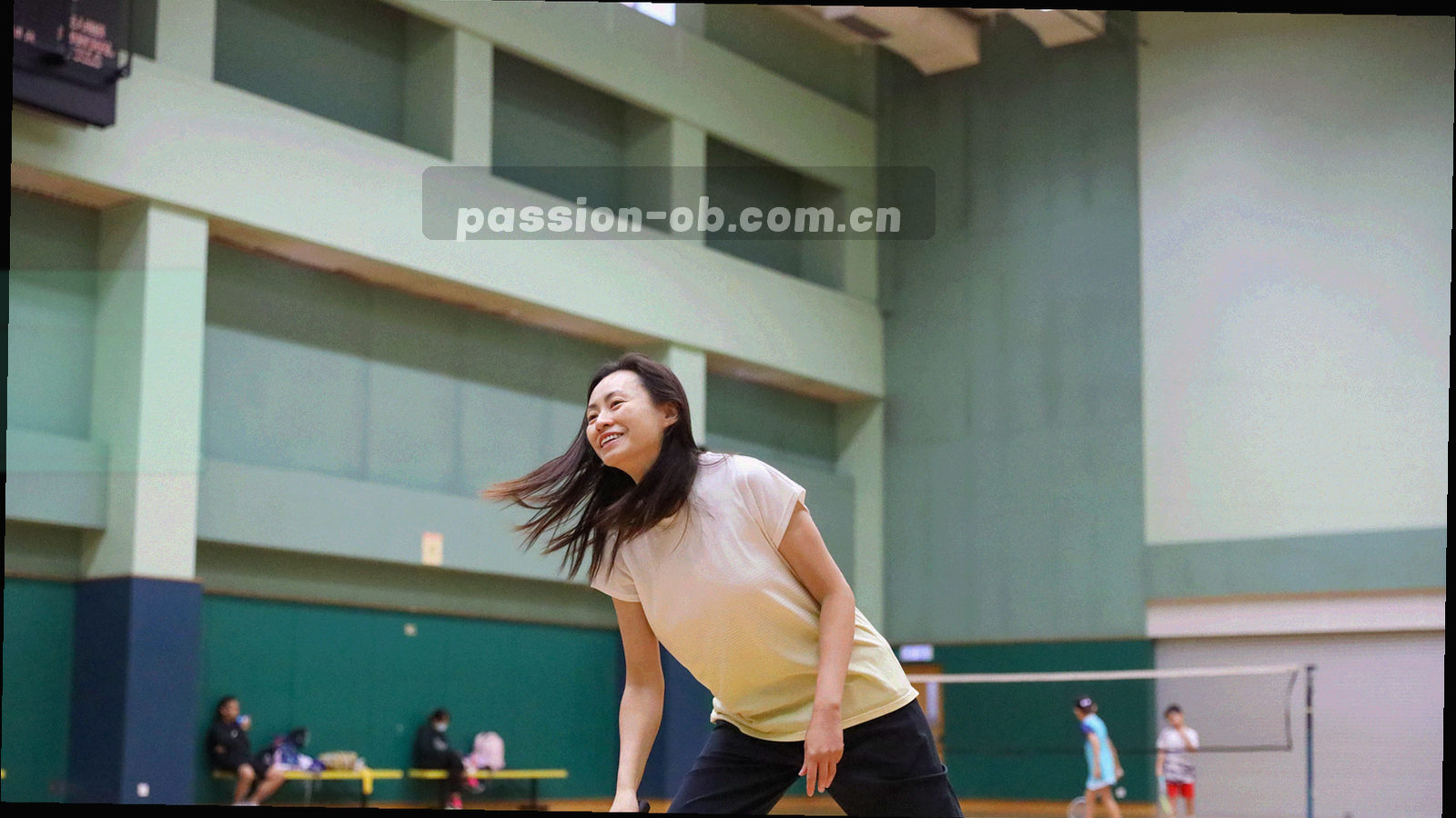 夜晚体育场馆看台灯光沿跑道形成对角线构图